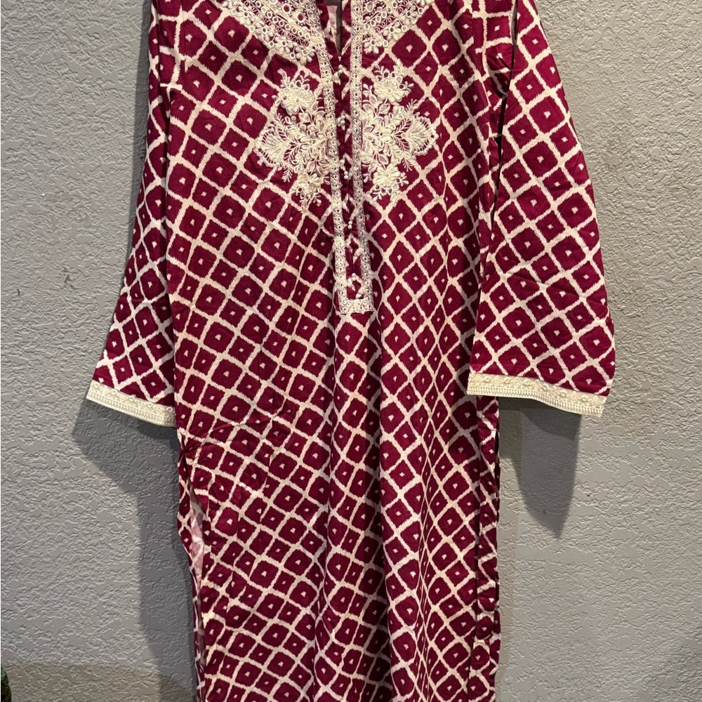 Elegant Maroon and White Patterned Kaftan